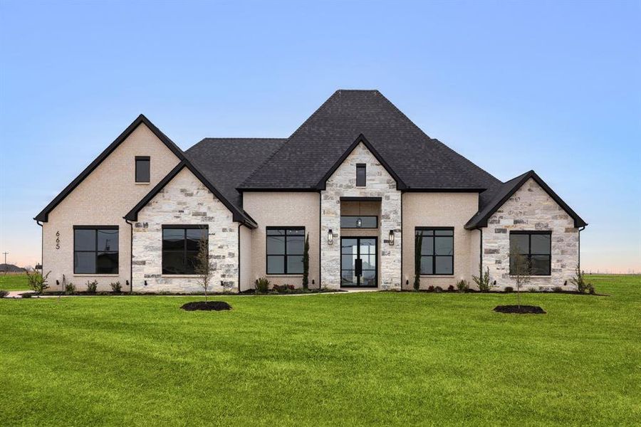 View of front facade featuring a front lawn