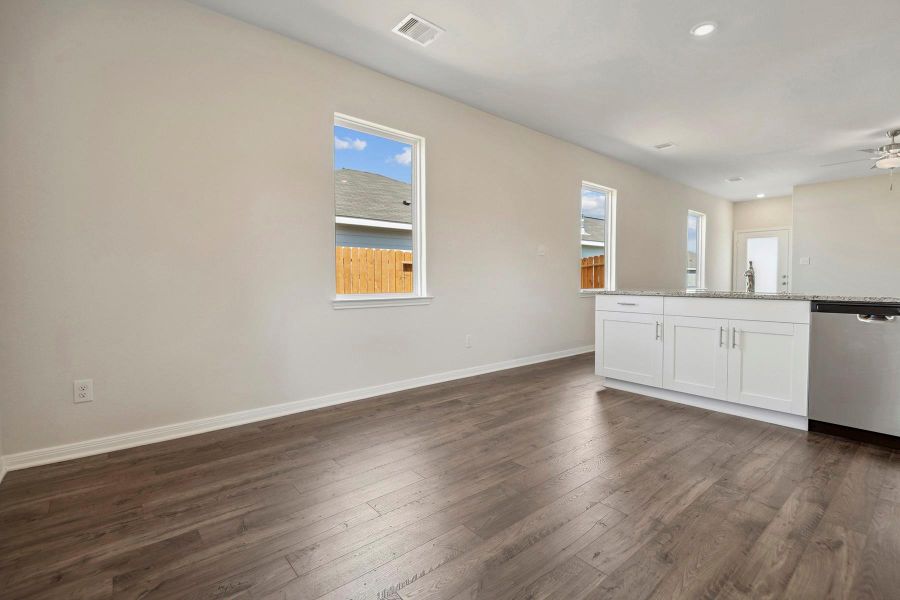 Spacious, unfurnished interior of a new home in Sweetwater Ridge, Conroe (Image 12).