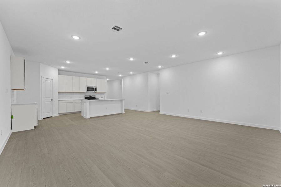 Spacious, unfurnished interior of a new home in Sky Ranch, New Braunfels (Image 22).