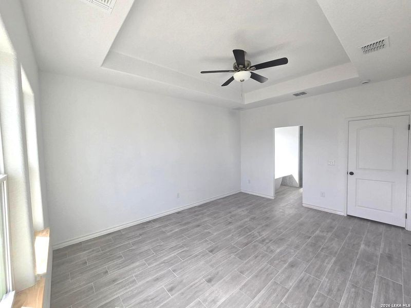 Spacious, unfurnished interior of a new home in , Natalia (Image 10).