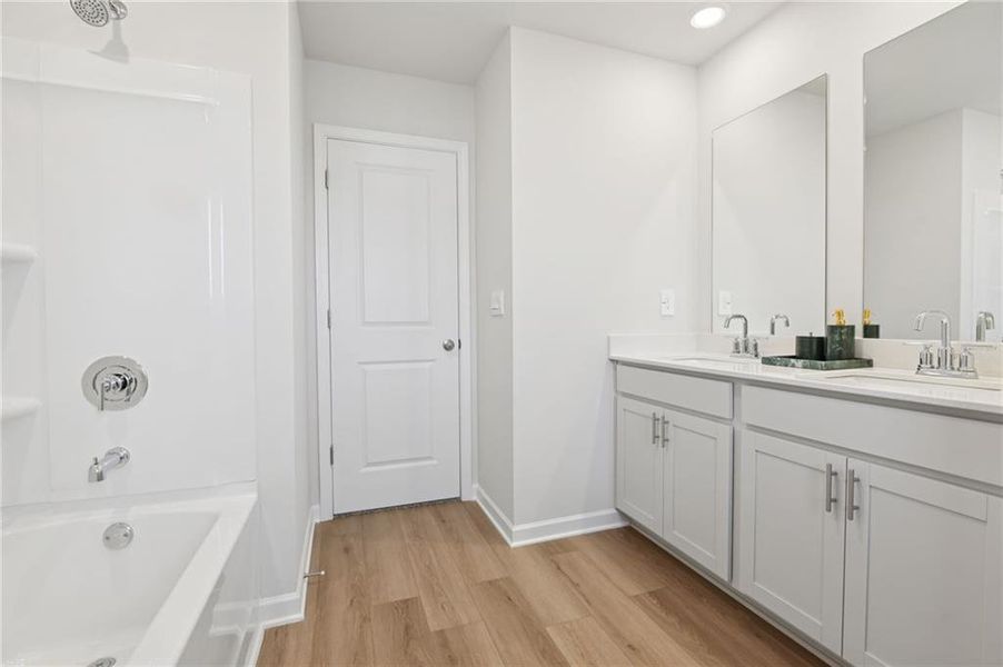 Furnished interior view inside a new home in Ivey Township, Dallas (Image 31).