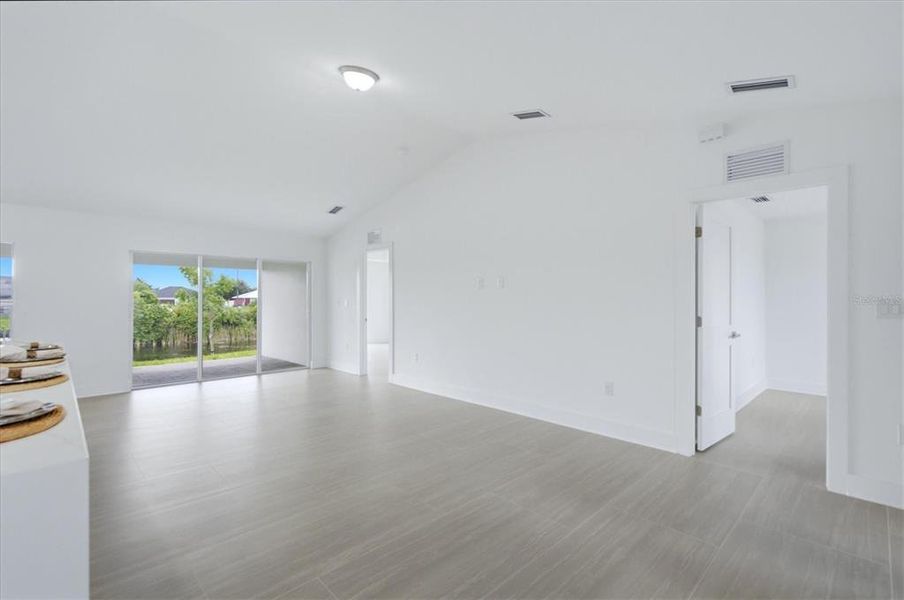 Spacious, unfurnished interior of a new home in , Cape Coral (Image 21).