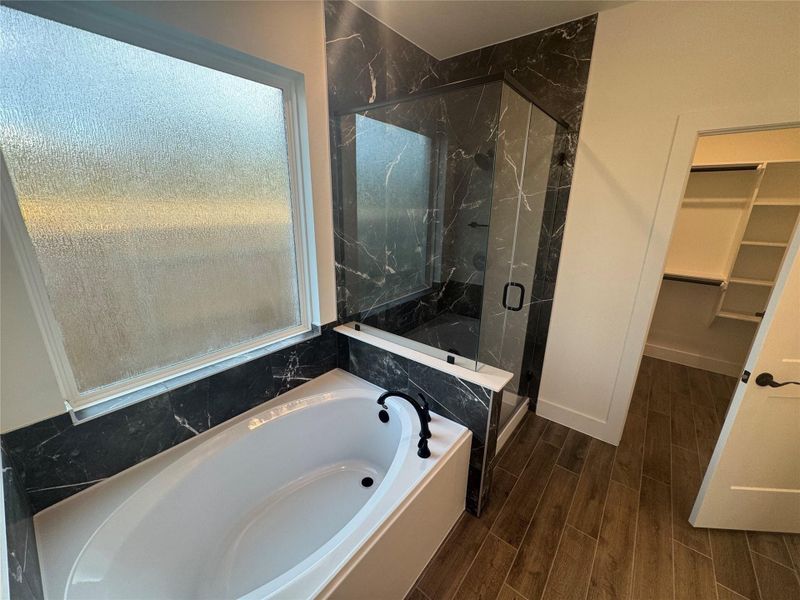 Furnished interior view inside a new home in Evergreen, Conroe (Image 6).