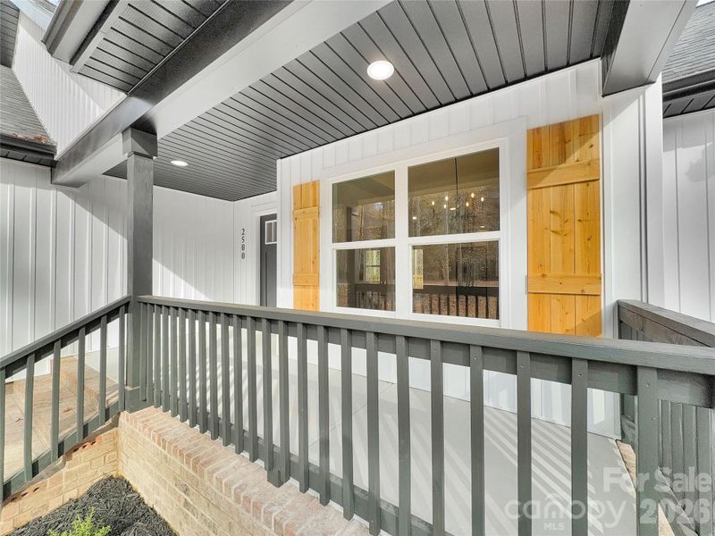 Covered frotn porch Covered frotn porch