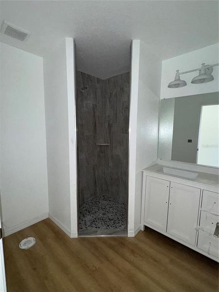 Spacious, unfurnished interior of a new home in , Ocala (Image 10).