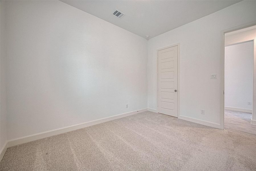 Spacious, unfurnished interior of a new home in Lago Mar, Texas City (Image 35).