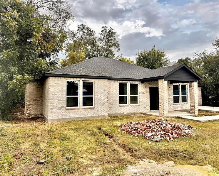 Exterior details and patio area of a home in , Terrell (Image 1).