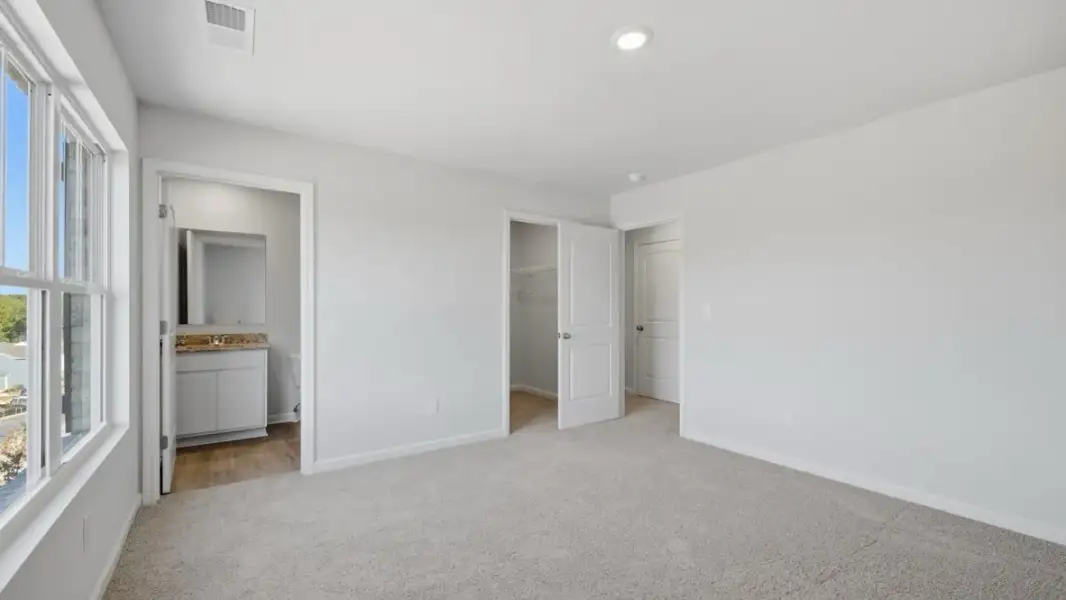 Representative unfurnished interior of a home built from the Green by D.R. Horton in Aurora Creek, Dallas (Image 28).