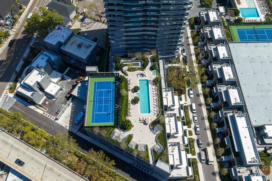 Condo located in Tampa, FL showcasing its design and architecture (Image 60).