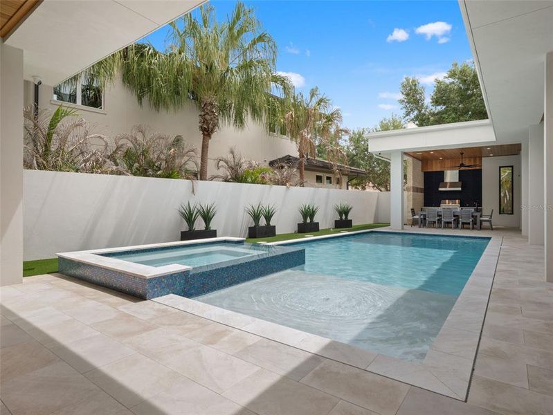 Exterior details and patio area of a home in , Orlando (Image 33).