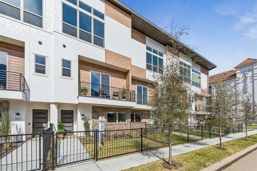 Condo located in Dallas, TX showcasing its design and architecture (Image 3).