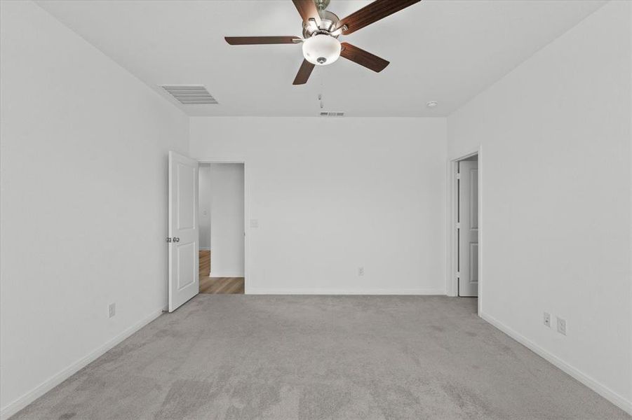 Unfurnished room featuring light carpet and ceiling fan