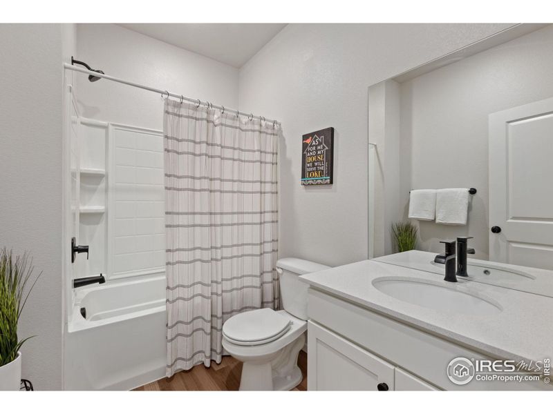 Full Bathroom w Nice-Sized Bathtub