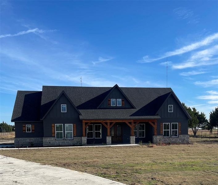 View of front facade with a front yard