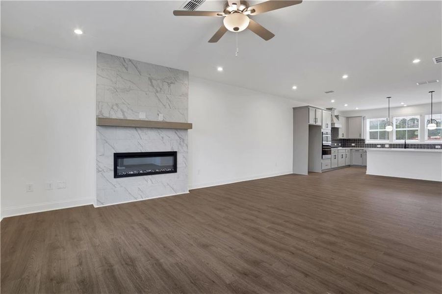 Spacious, unfurnished interior of a new home in Towne Village at Suwanee Dam, Sugar Hill (Image 10).