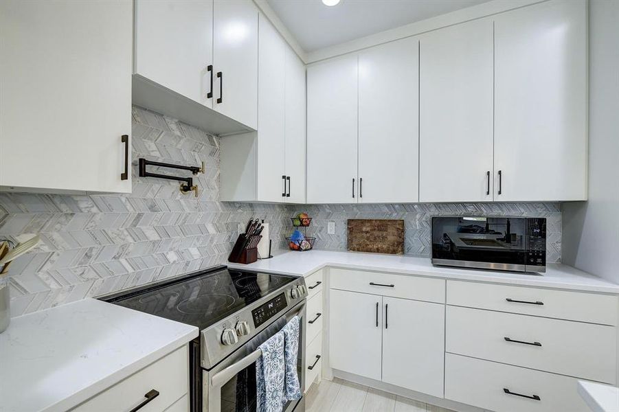 Furnished interior view inside a new home in , Granbury (Image 26).