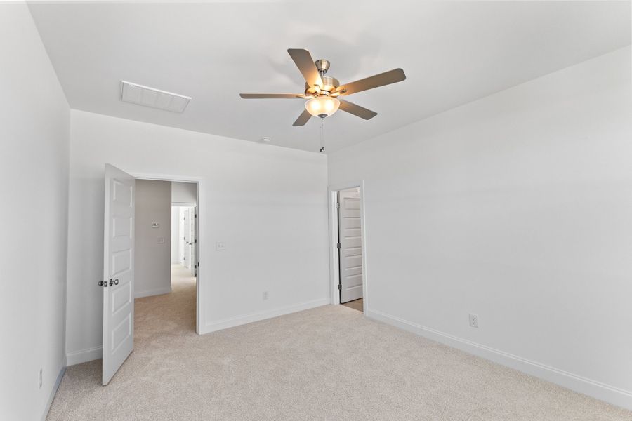 Representative unfurnished interior of a home built from the The Hemlock by RobuckHomes in Kennebec Crossing, Angier (Image 124).