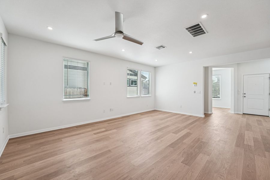 Spacious, unfurnished interior of a new home in Porter Country, Buda (Image 28).