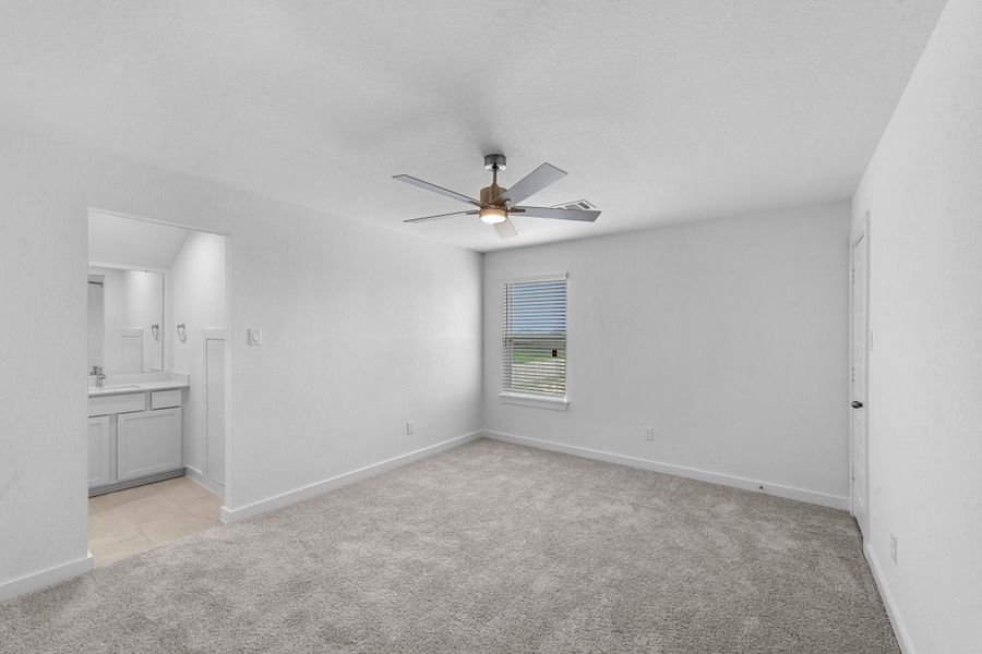 Spacious, unfurnished interior of a new home in Grand Mason Crossing, Katy (Image 20).