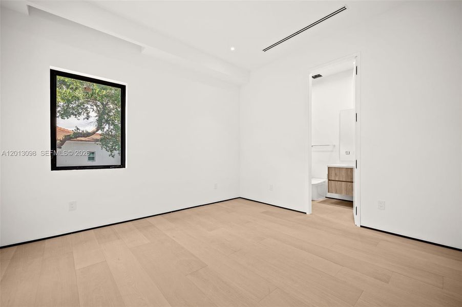 Spacious, unfurnished interior of a new home in , Miami (Image 40).