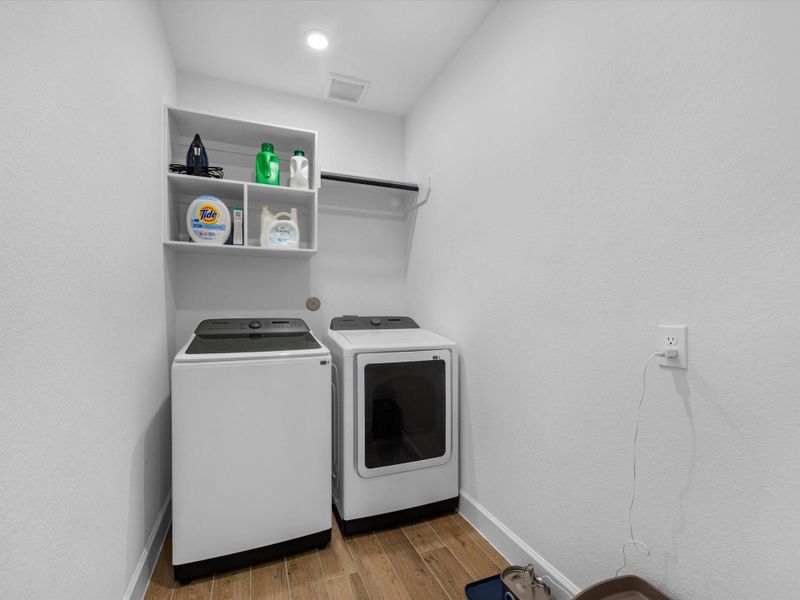 Furnished interior view inside a new home in Valencia, Manvel (Image 37).