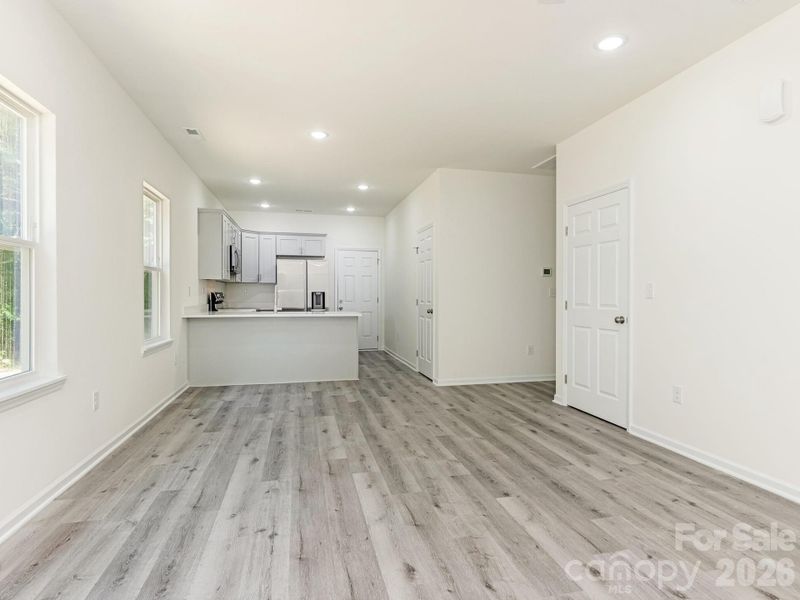 Spacious, unfurnished interior of a new home in , Midland (Image 18).