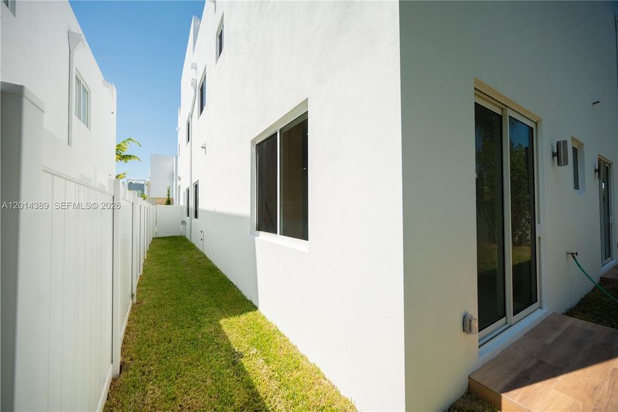 Exterior details and patio area of a home in , Doral (Image 3).