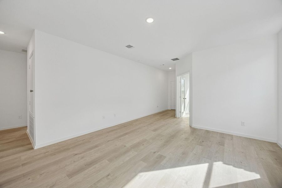 Spacious, unfurnished interior of a new home in Stokesbury, Waller (Image 31).