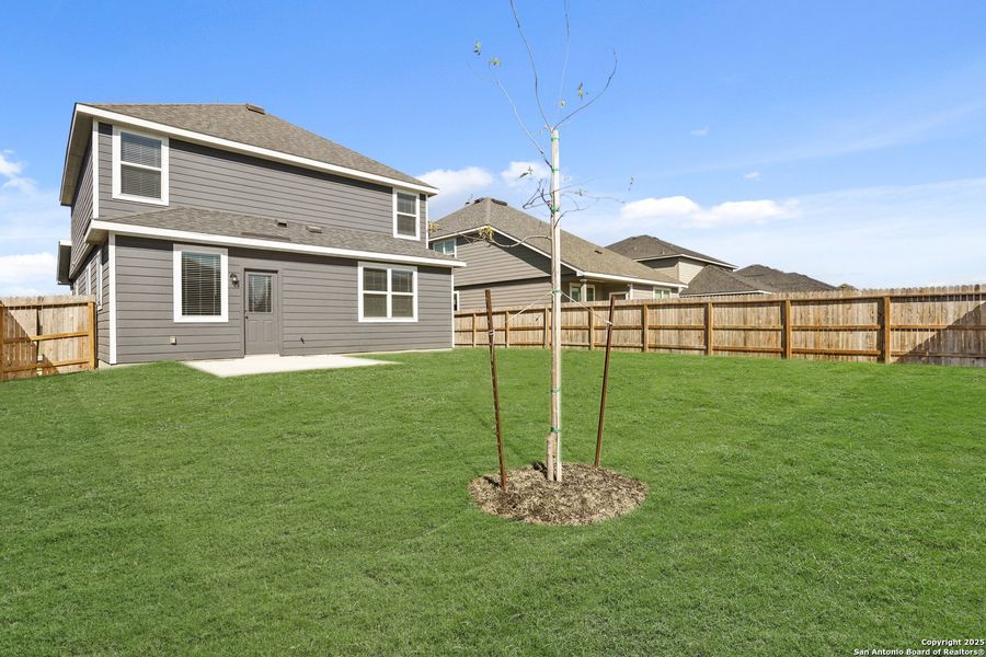 Exterior details and patio area of a home in Swenson Heights, Seguin (Image 4).