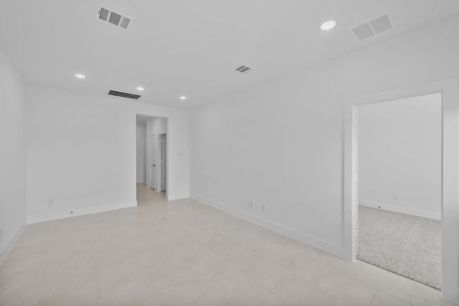 Spacious, unfurnished interior of a new home in Bridgeland Chateaus, Cypress (Image 9).