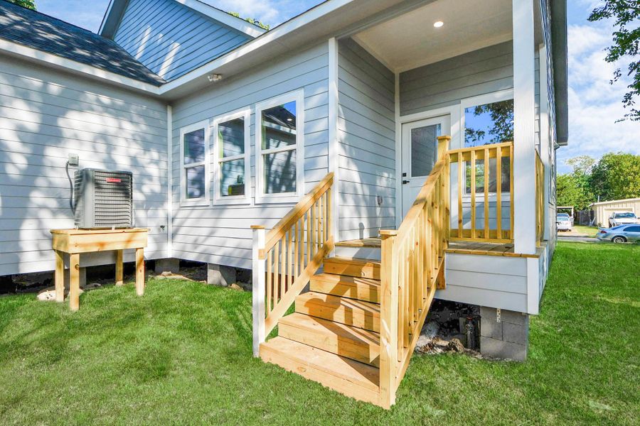 Exterior details and patio area of a home in , Houston (Image 24).