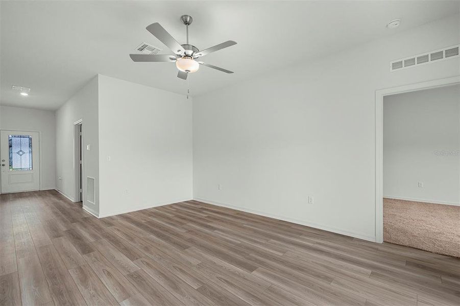 Spacious, unfurnished interior of a new home in Tula Parc, Astatula (Image 12).