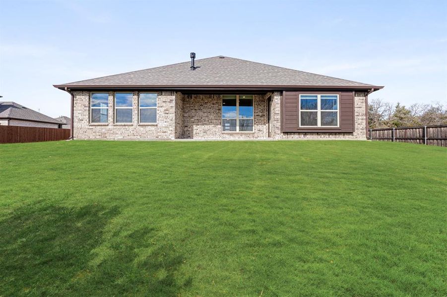 Exterior details and patio area of a home in Triple Diamond Ranch, Mansfield (Image 4).