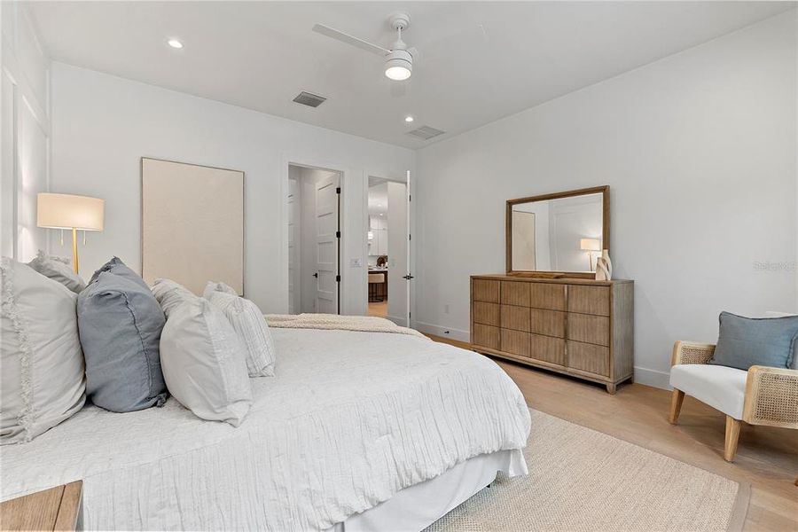 Furnished interior view inside a new home in , Orlando (Image 10).
