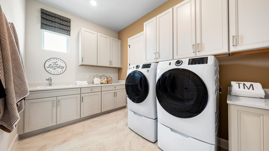 Representative interior finishes for a home built from the Pallazio II by Taylor Morrison in Astor Creek Golf and Country Club, Port St. Lucie (Image 19).