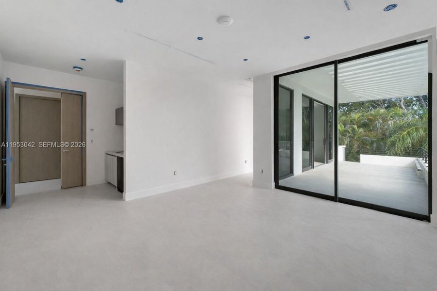 Spacious, unfurnished interior of a new home in , Pinecrest (Image 7).