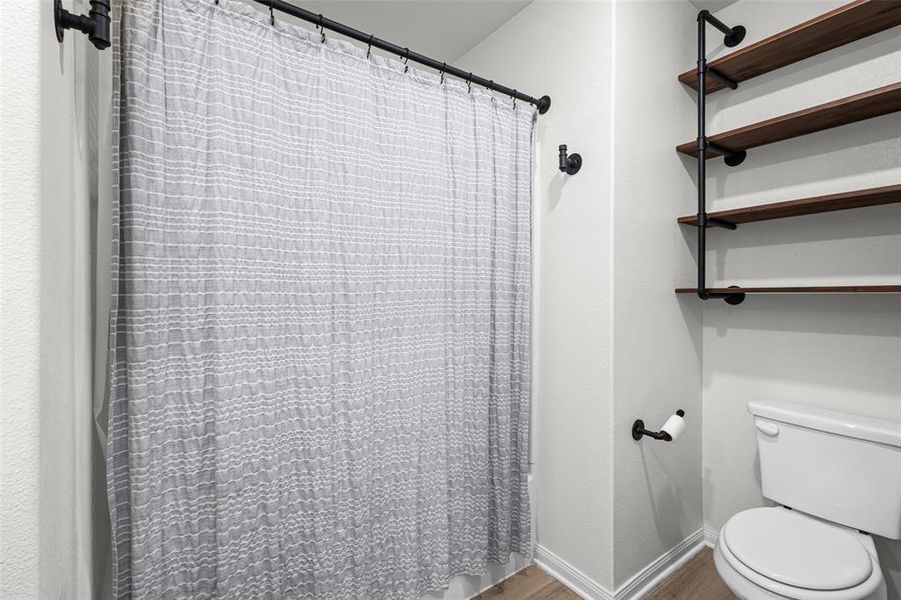 Full bathroom between bedrooms 2 & 3