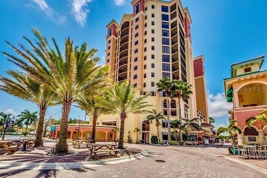 Condo located in Cape Coral, FL showcasing its design and architecture (Image 5).