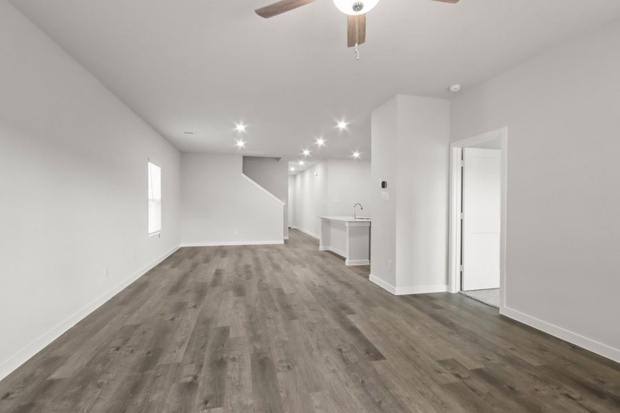 Spacious, unfurnished interior of a new home in Lakes at Crockett Martin, Conroe (Image 11).