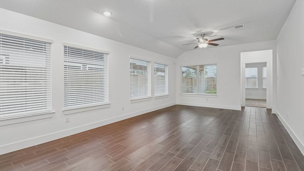 Spacious, unfurnished interior of a new home in Meridiana Townhomes, Manvel (Image 20).
