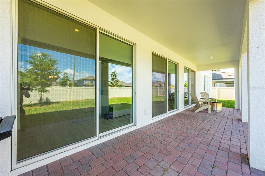 Exterior details and patio area of a home in , Oviedo (Image 4).