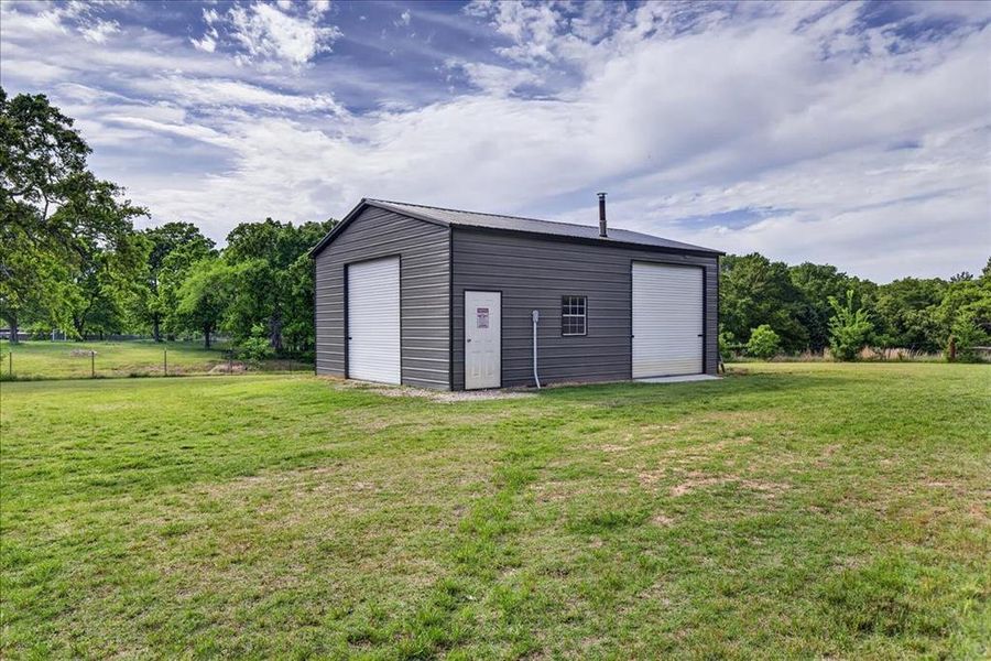 Exterior details and patio area of a home in , Athens (Image 4).