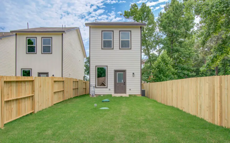Exterior details and patio area of a home in Arrowhead Lakes, Willis (Image 3). Exterior details and patio area of a home in Arrowhead Lakes, Willis (Image 3).