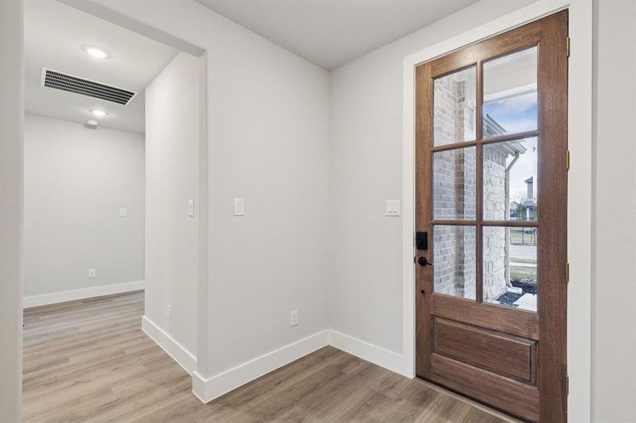 Spacious, unfurnished interior of a new home in Dove Hollow, Waxahachie (Image 14).