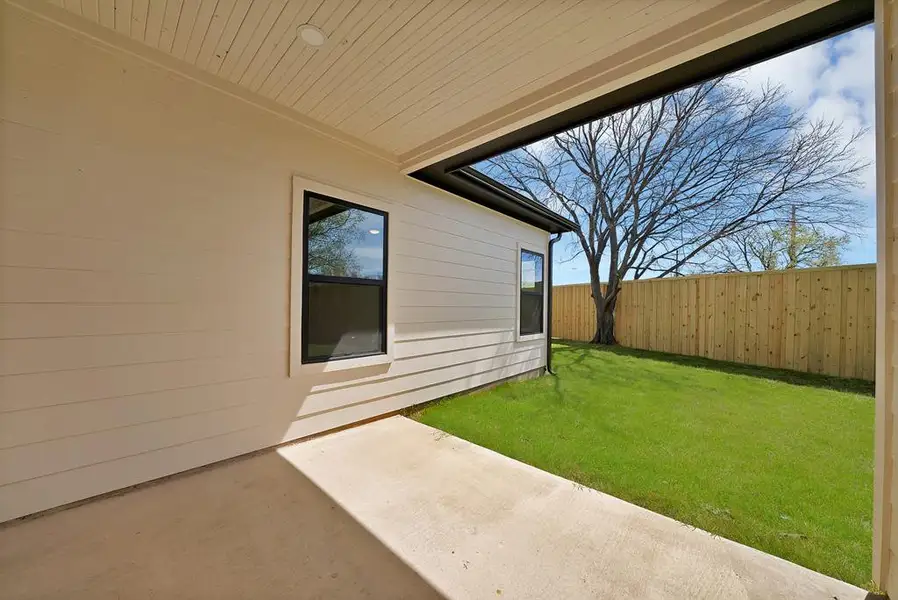 Exterior details and patio area of a home in , The Colony (Image 4).