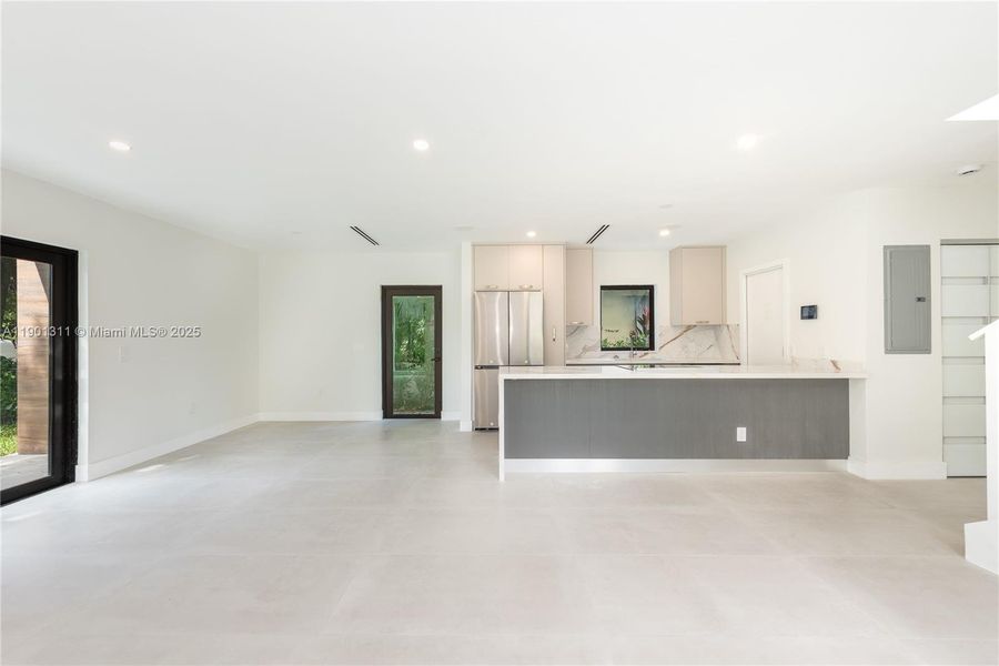 Spacious, unfurnished interior of a new home in , Miami (Image 23).