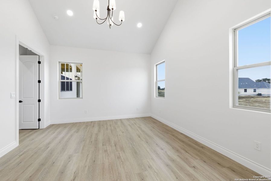 Spacious, unfurnished interior of a new home in , Bandera (Image 33).