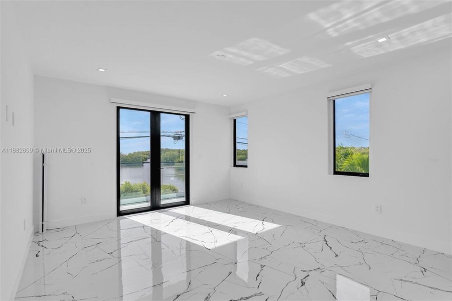 Spacious, unfurnished interior of a new home in , Key Largo (Image 24).
