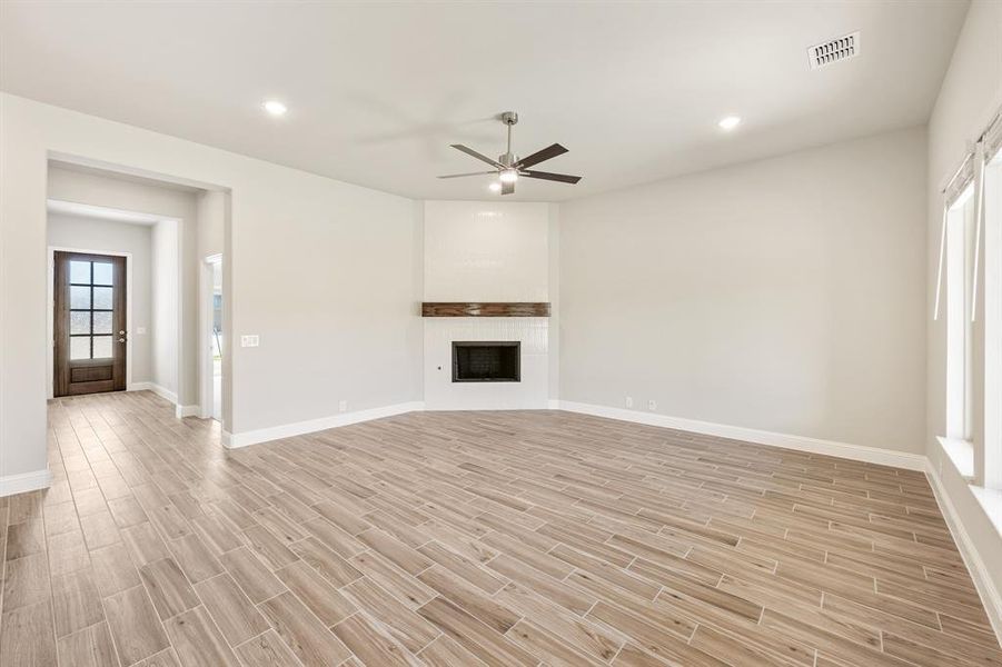 Spacious, unfurnished interior of a new home in Somerset, Venus (Image 23).