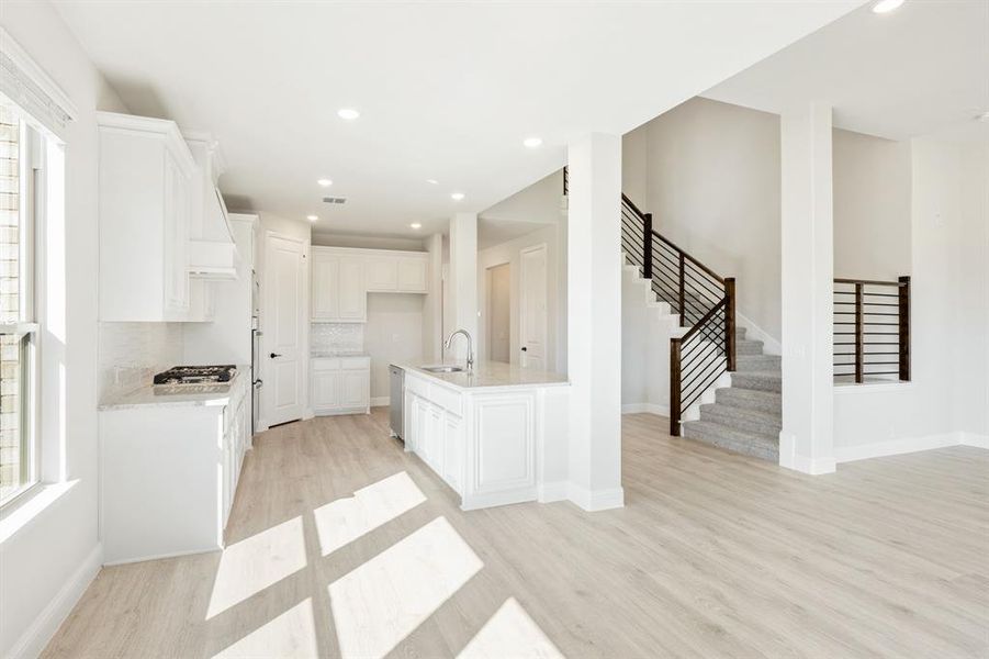 Furnished interior view inside a new home in Somerset, Venus (Image 8).